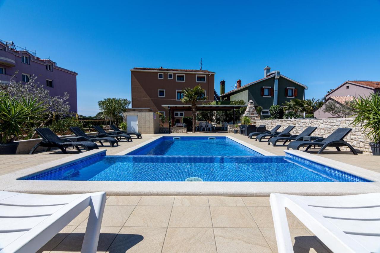 Family Friendly Apartments With A Swimming Pool Valbandon, Fazana - 2201 Štinjan Eksteriør billede