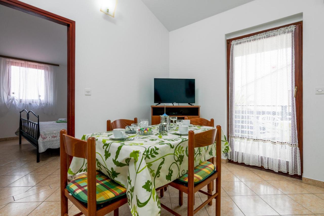Family Friendly Apartments With A Swimming Pool Valbandon, Fazana - 2201 Štinjan Eksteriør billede