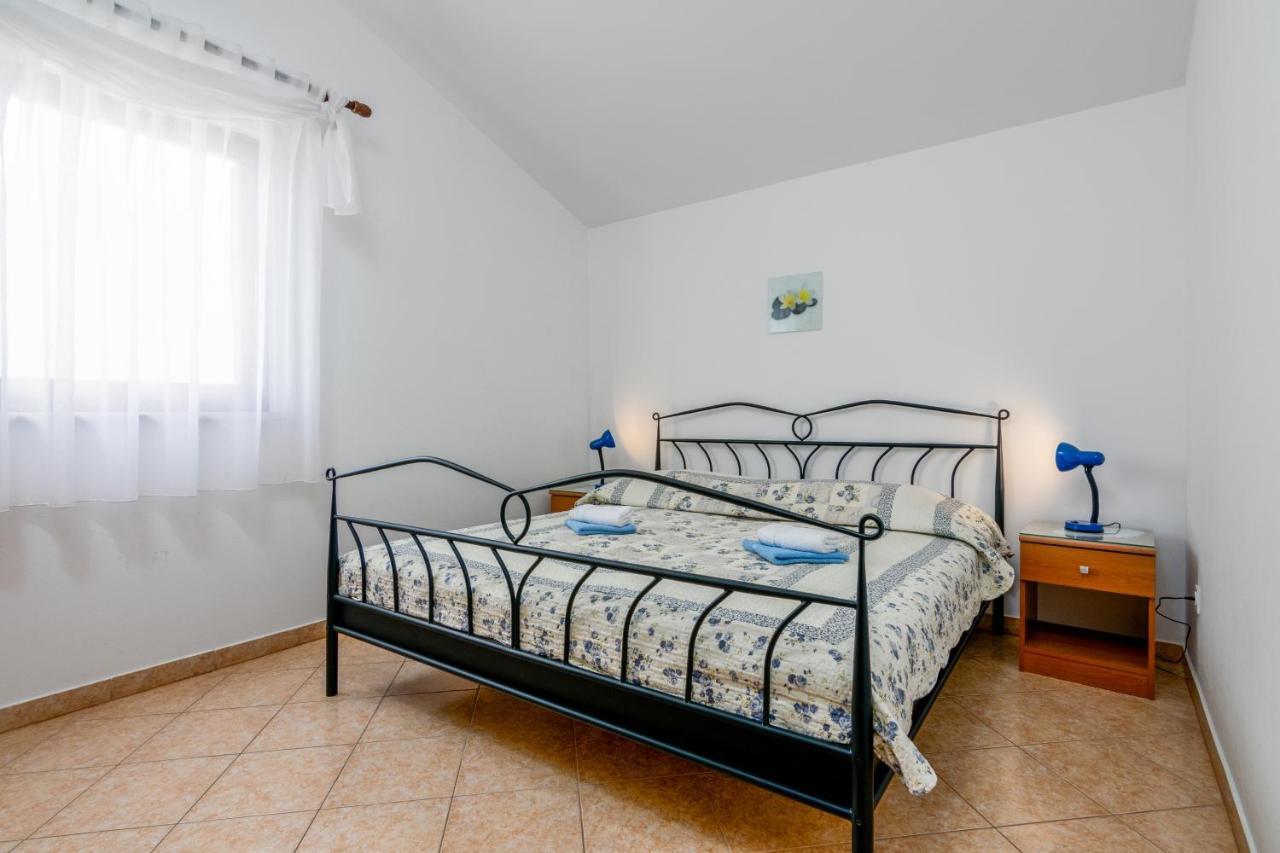 Family Friendly Apartments With A Swimming Pool Valbandon, Fazana - 2201 Štinjan Eksteriør billede